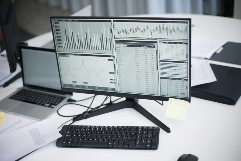 Ordinateur affiche des graphiques d'analyse